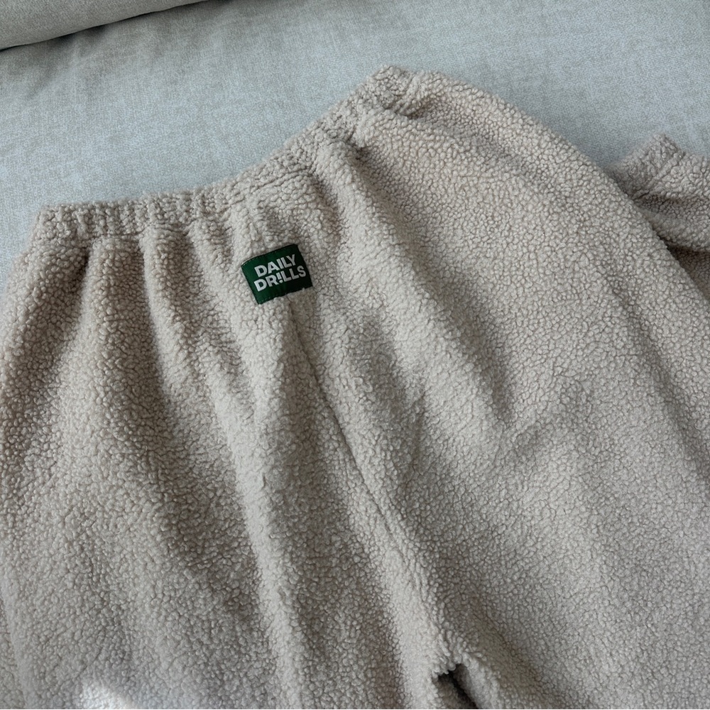 Daily Drills Cozy Sherpa Joggers in Sand